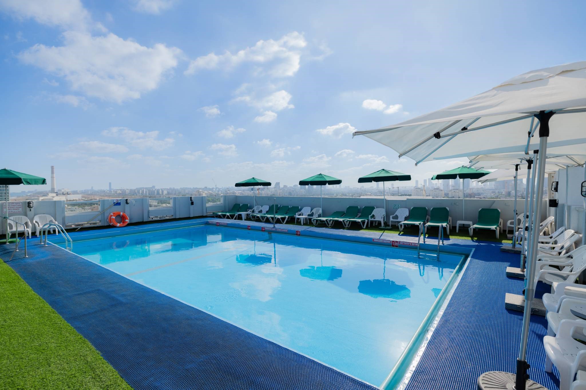 Grand Beach Hotel Tel Aviv | Swimming Pool