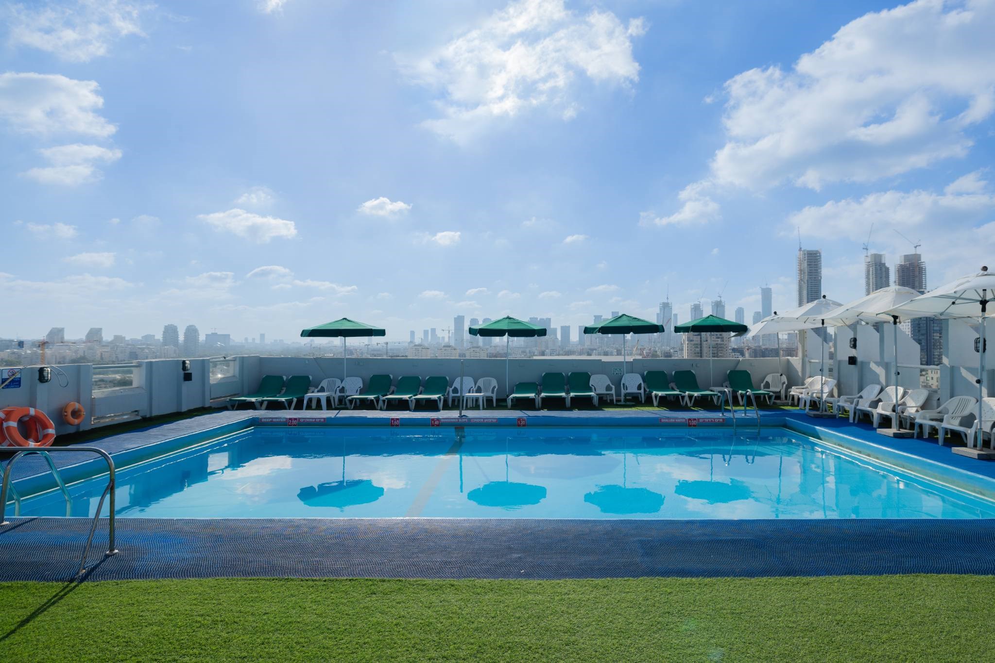 Grand Beach Hotel Tel Aviv | Swimming Pool