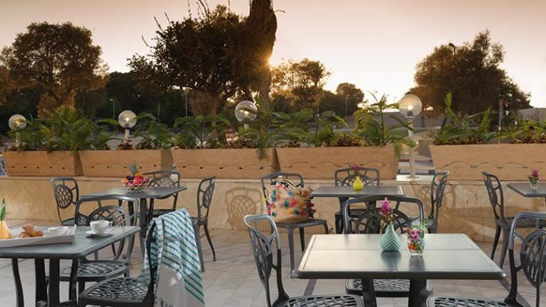 Grand Beach Hotel Tel Aviv | Outdoor Dining area
